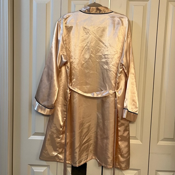 Pink Robe Size XL - Picture 3 of 11